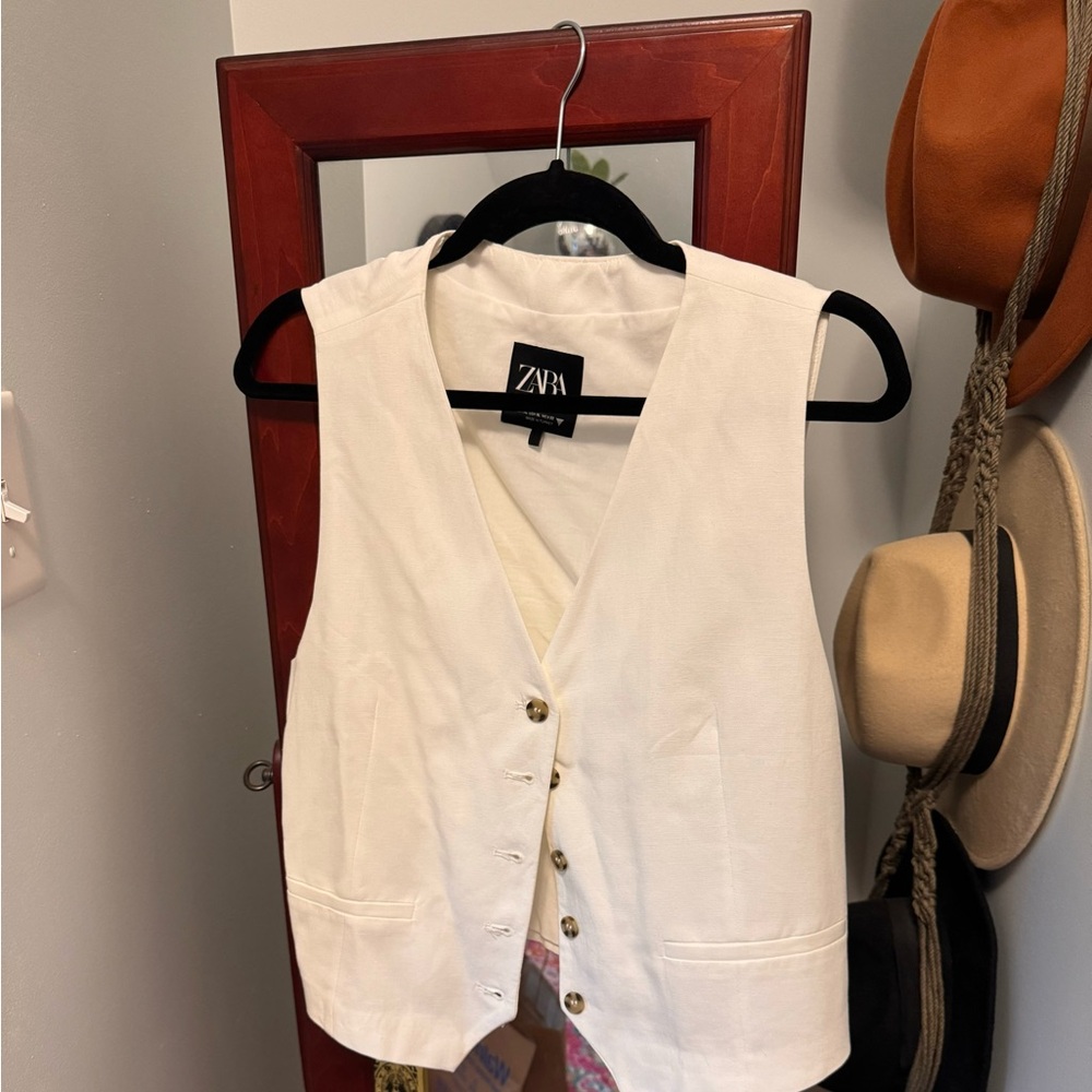 White linen ZARA vest. Size XL. Never worn. No tags.